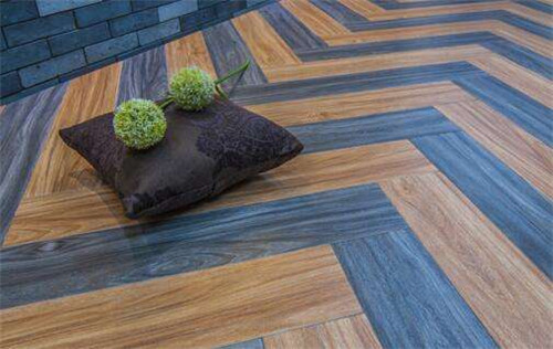 瓷磚和實木復合地板哪個好？四個方面對比明顯